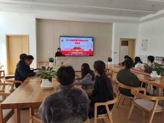 人们在房间里的桌子前中度可信度描述已自动生成